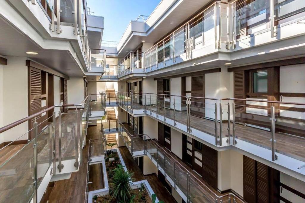 Superbe Appartement, Piscine, Vue Mer Et Montagnes Antibes Eksteriør bilde